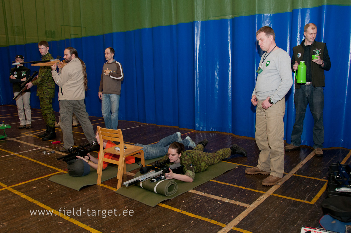 Meelis Kurvits kodutütarde laskmist juhendamas